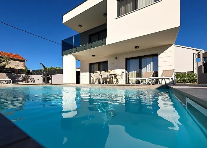 Nostro Porto With Pool *